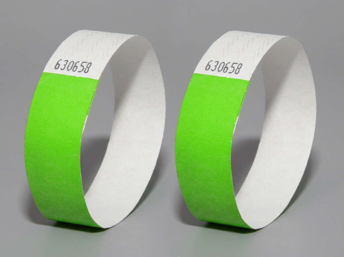 Comparacion en paralelo de una pulsera Tyvek y una pulsera de vinilo PVC con impresion de alta definicion del mismo logo de festival